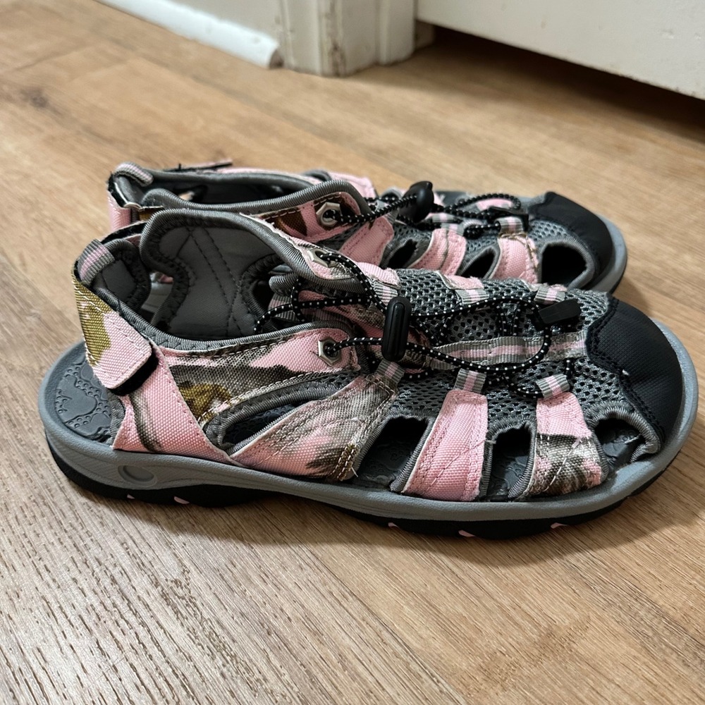 Itasca | Women's Pink Green Camo Closed Toe Sport Bungee Strap Sandals, Size 5 - Picture 3 of 7